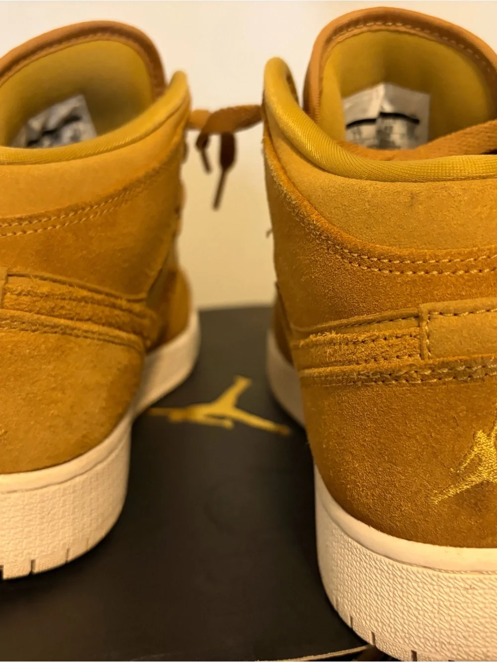 Jordan 1 Mid Wheat